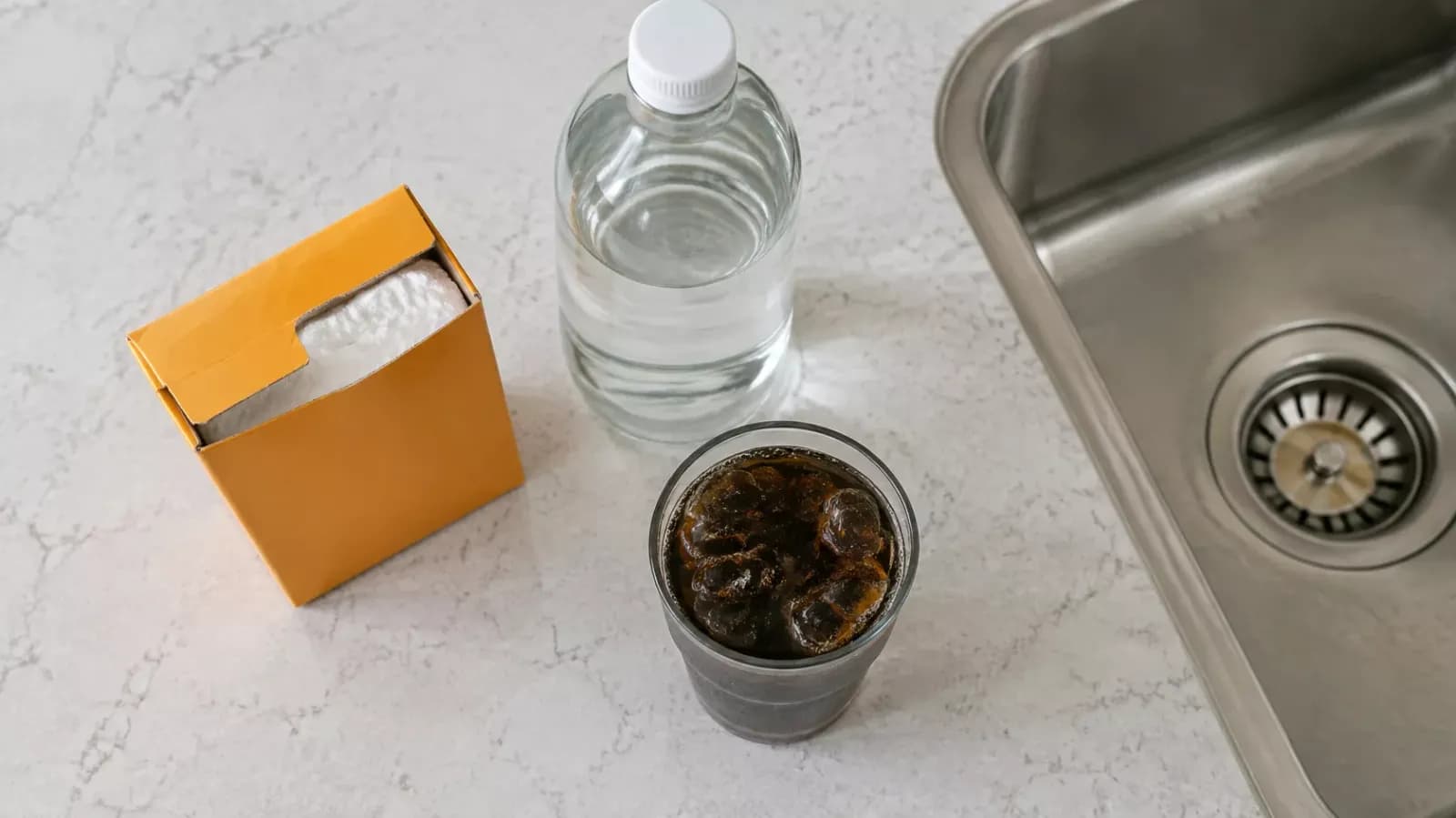 Remédios caseiros para desentupir canos: bicarbonato, vinagre e refrigerante de cola