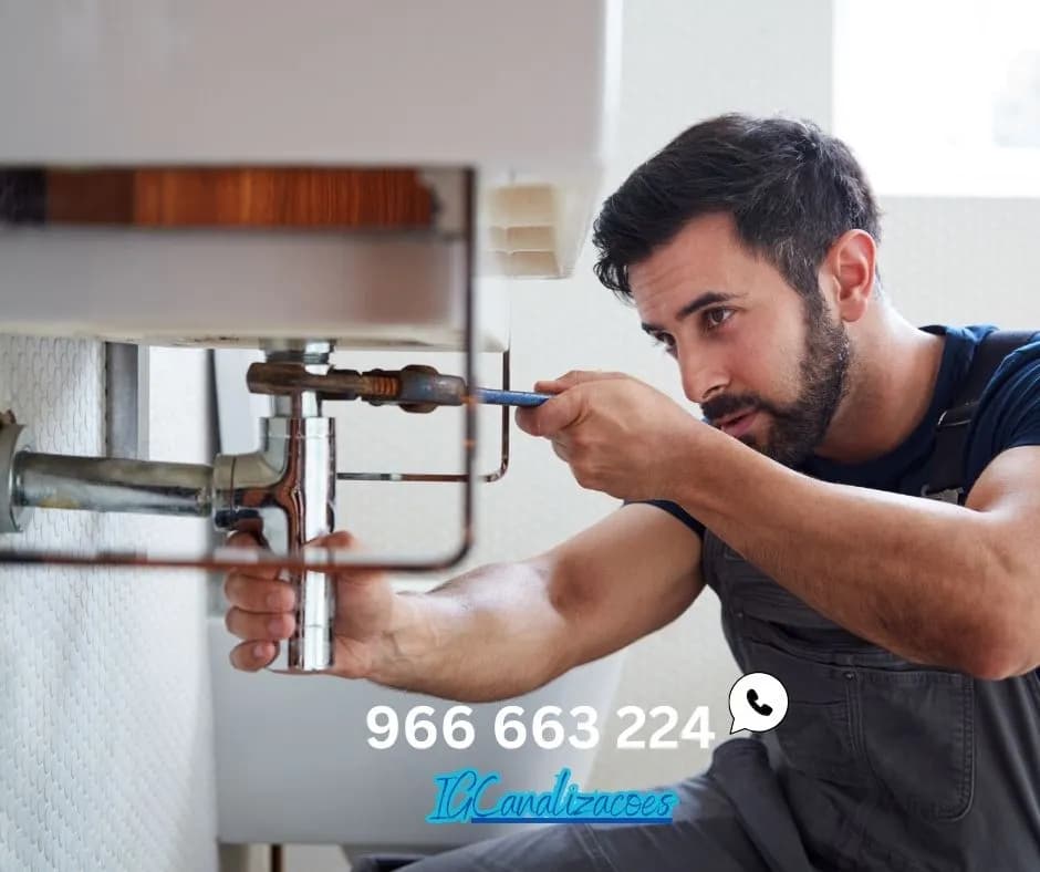 canalizador em Lisboa a reparar canalização