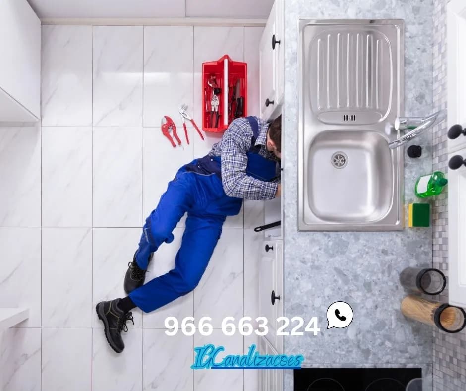 canalizador em Lisboa a reparar canalização