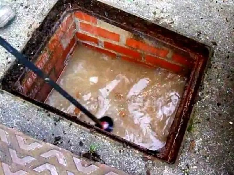 Inspeção com câmara de vídeo em canalização de esgoto em Lisboa