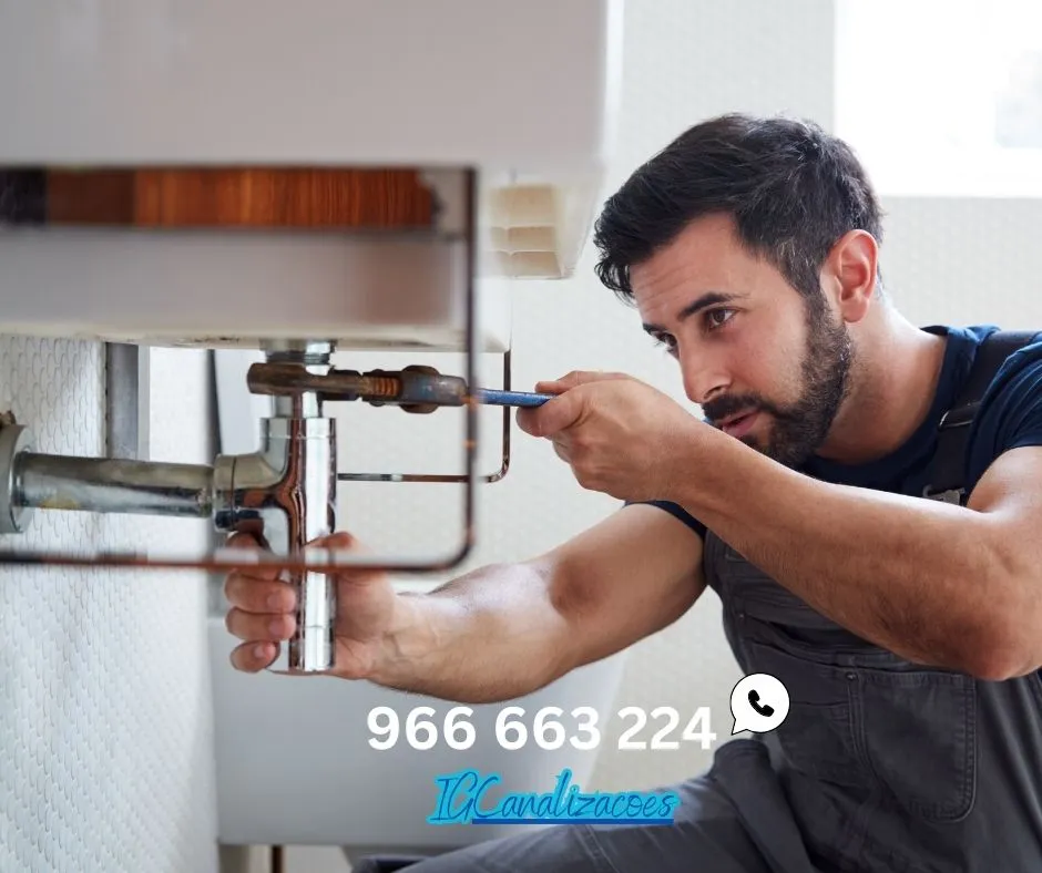 canalizador em Lisboa a reparar canalização